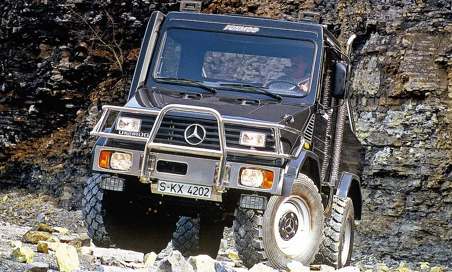 Mercedes Funmog Der Mercedes Funmog stehend von vorne.