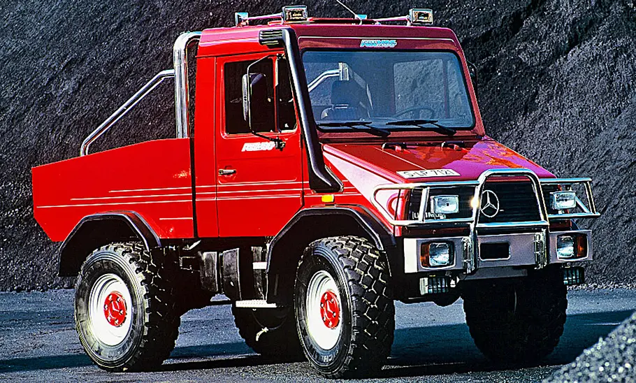 Mercedes Funmog Der Mercedes Funmog stehend von schräg vorne.