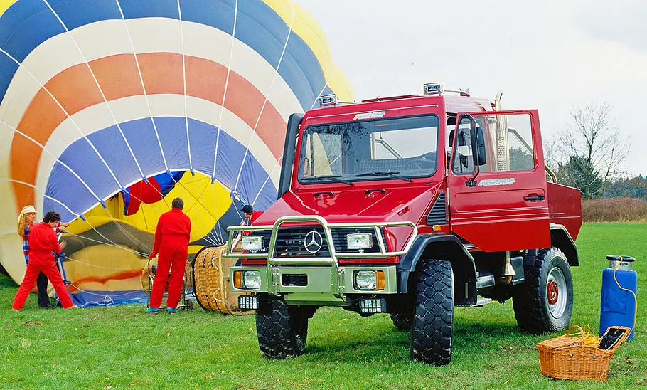 Mercedes Funmog Der Mercedes Funmog stehend vor einem Heißluftballon.