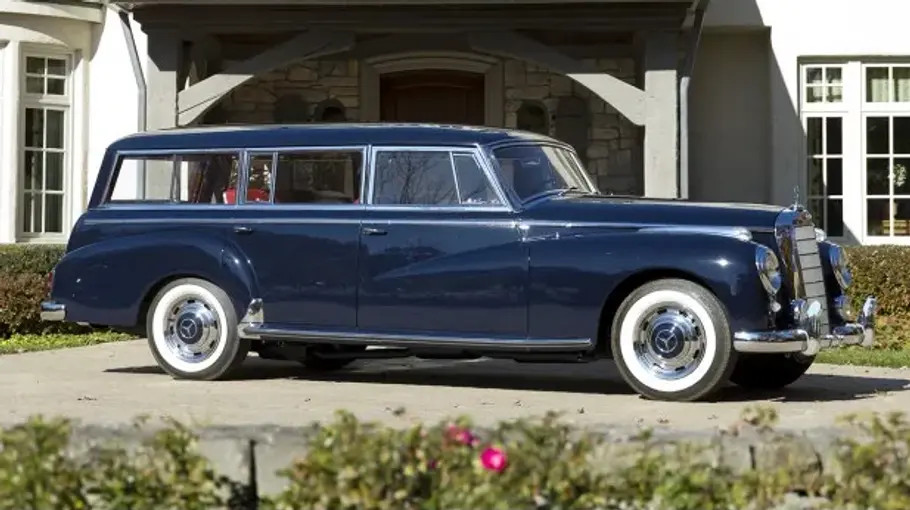 Mercedes G M Monogramm der MetaGarage Mercedes 300 C von Binz, fotografiert von der Seite.