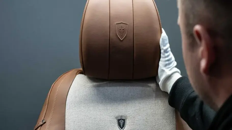 Vordersitz des Mercedes G Safari Royal von Carlex Design, fotografiert von vorne.