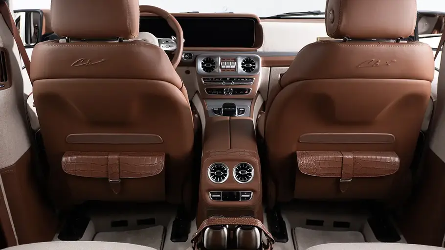 Innenraum des Mercedes G Safari Royal von Carlex Design, fotografiert von der Rückbank.