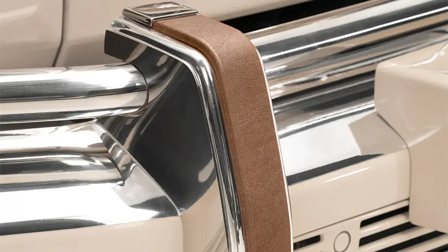 Detail einer Stoßstange des Mercedes G Safari Royal von Carlex Design, fotografiert von schräg vorne.