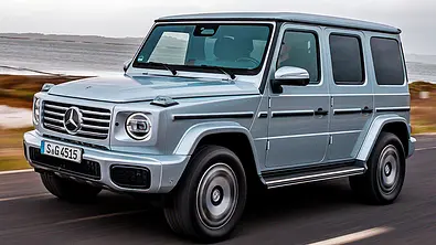 Die Mercedes G-Klasse (2024) fahrend von schräg vorne - Foto: Mercedes