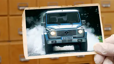 Der Mercedes G 55 AMG Kompressor fahrend auf einer Archivbild-Montage - Foto: Mercedes