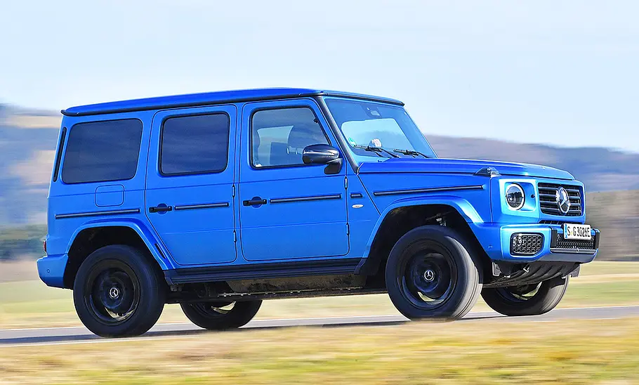 Mercedes G 580 EQ Blick von schräg vorne auf den fahrenden Mercedes G 580 EQ.