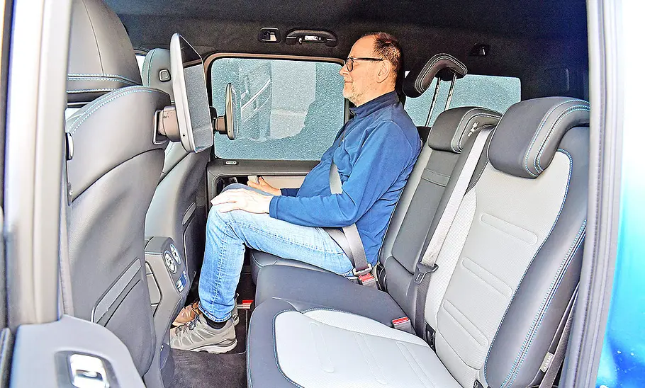 Mercedes G 580 EQ Blick auf die Fondsitze im Innenraum des Mercedes G 580 EQ.