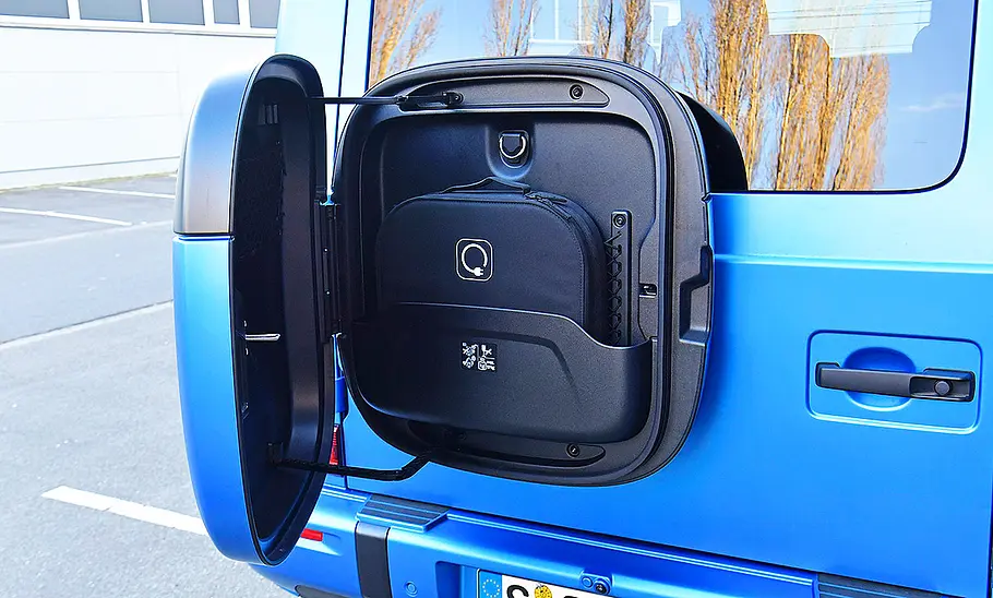 Mercedes G 580 EQ Blick auf die Ersatzradmulde des Mercedes G 580 EQ, in der sich das Ladekabel befindet.
