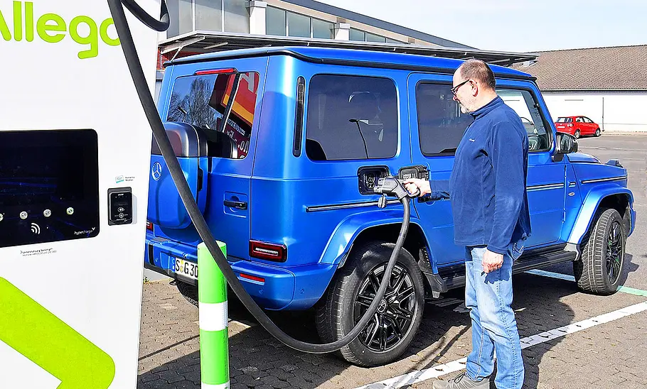 Mercedes G 580 EQ Blick von schräg hinten auf den Mercedes G 580 EQ, der an einer Ladesäule steht.
