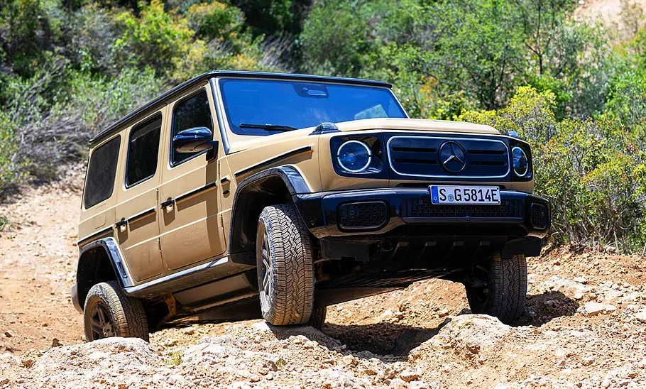 Mercedes G 580 EQ; Außenansicht; fahrend; Geländewagen; Frontansicht; unwegsames Gelände