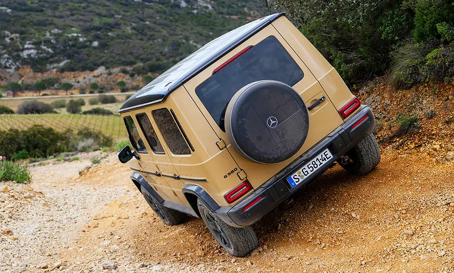 Mercedes G 580 EQ; Außenansicht; fahrend; Geländewagen; Heckansicht; Schräglage