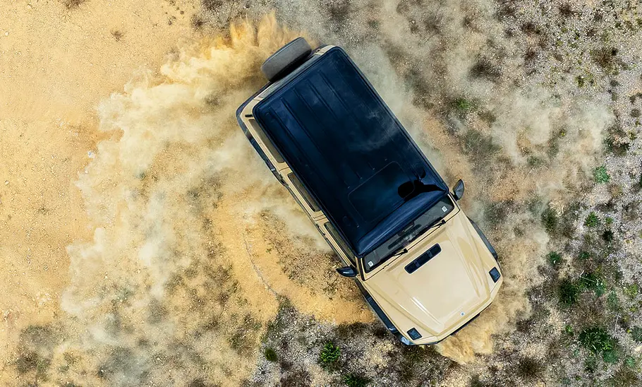 Mercedes G 580 EQ; Außenansicht; fahrend; Geländewagen; Draufsicht; sandiges Gelände