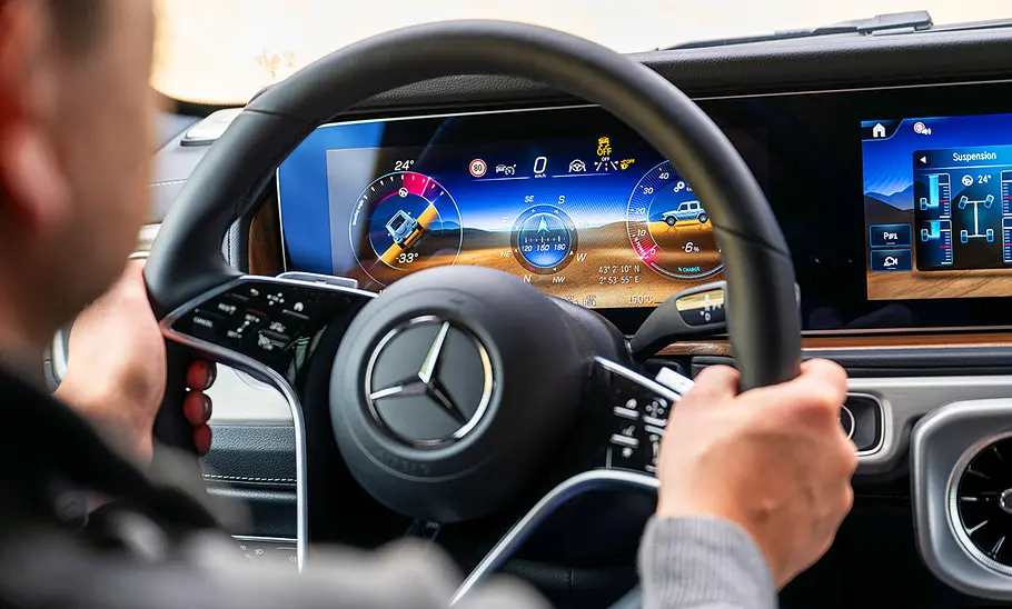Mercedes G 580 EQ; Innenraum; Innenansicht; Interieur; Cockpit; Armaturen; Lenkrad; Person am Steuer