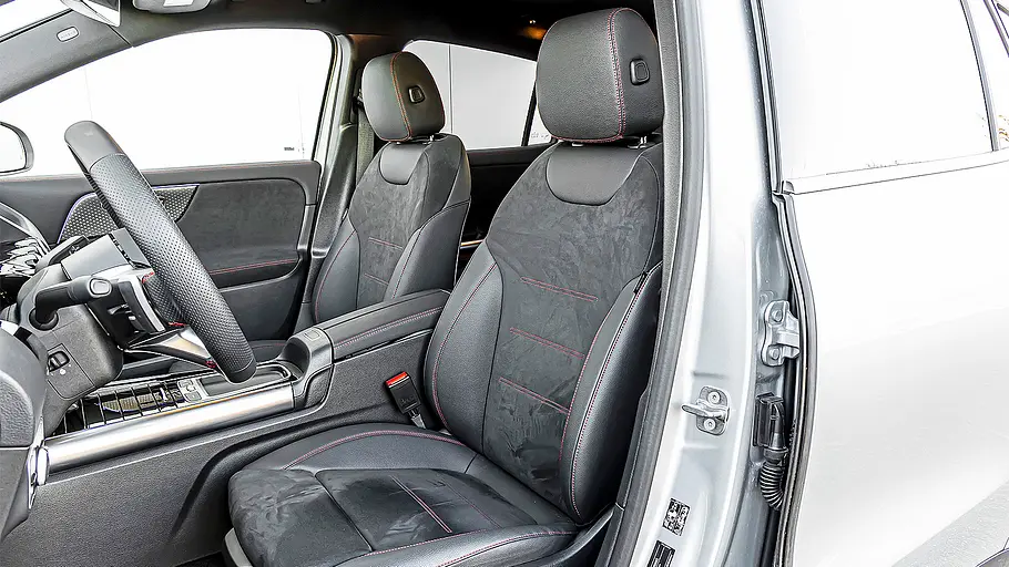 Mercedes GLA Blick auf die Vordersitze im Innenraum des Mercedes GLA.