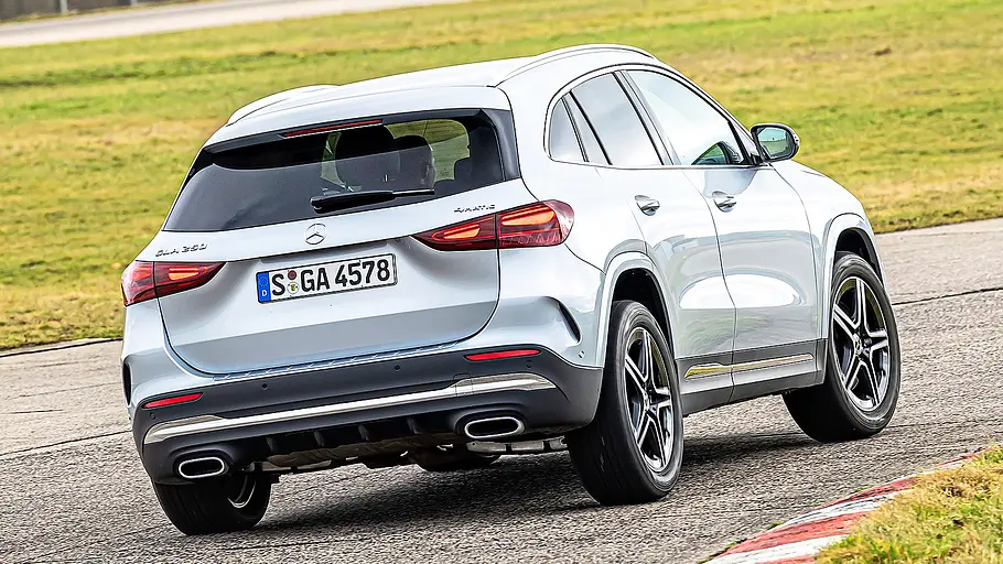 Mercedes GLA Blick von schräg hinten auf den fahrenden Mercedes GLA.