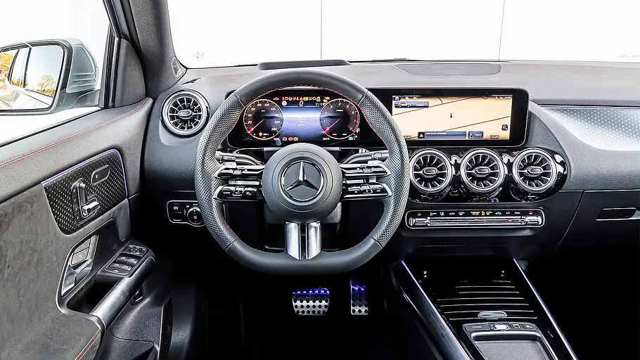 Mercedes GLA Blick auf die Armaturen im Innenraum des Mercedes GLA.