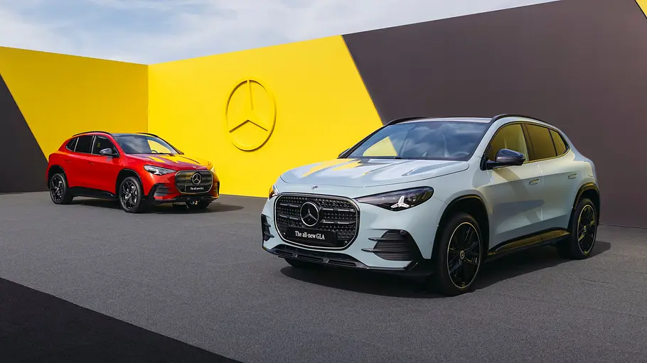 Der Mercedes GLA (2026) als GLA elektrisch (links) und GLA Hybrid (rechts) statisch vor einer Outdoor-Studiowand.