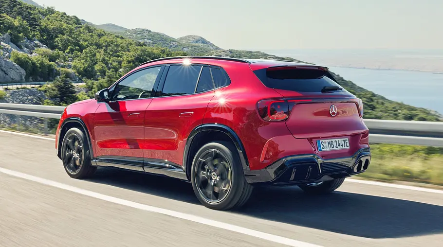 Der Mercedes GLA fahrend von schräg hinten links auf einer kroatischen Küstenstraße.