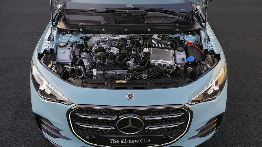 Blick in den Motorraum des Mercedes GLA (2026) mit Hybridantrieb.