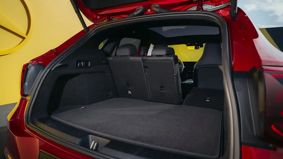 Blick in den geöffneten Kofferraum des Mercedes GLA (2026) mit teilweise umgeklappter Rückbank.