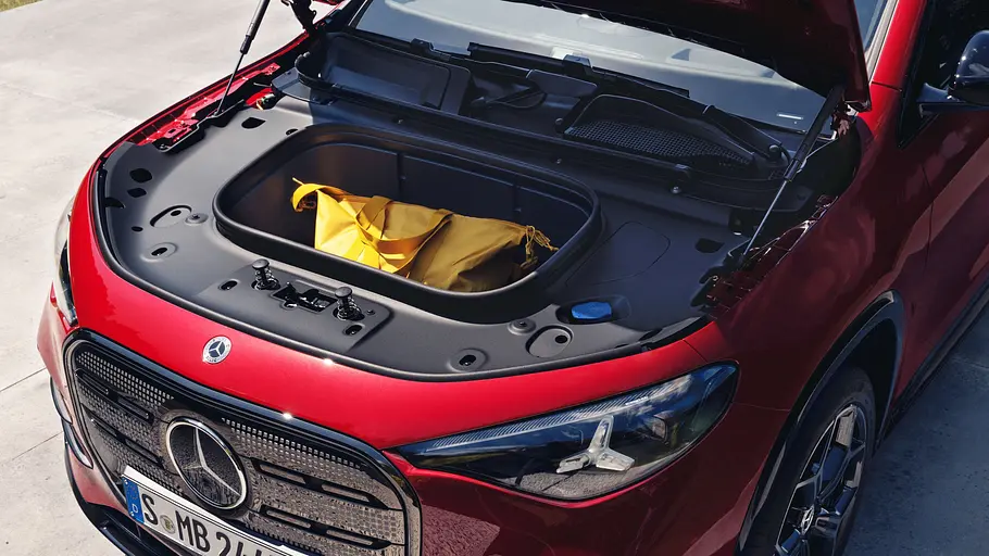 Blick in den Frunk unter der Fronthaube des elektrischen Mercedes GLA (2026).