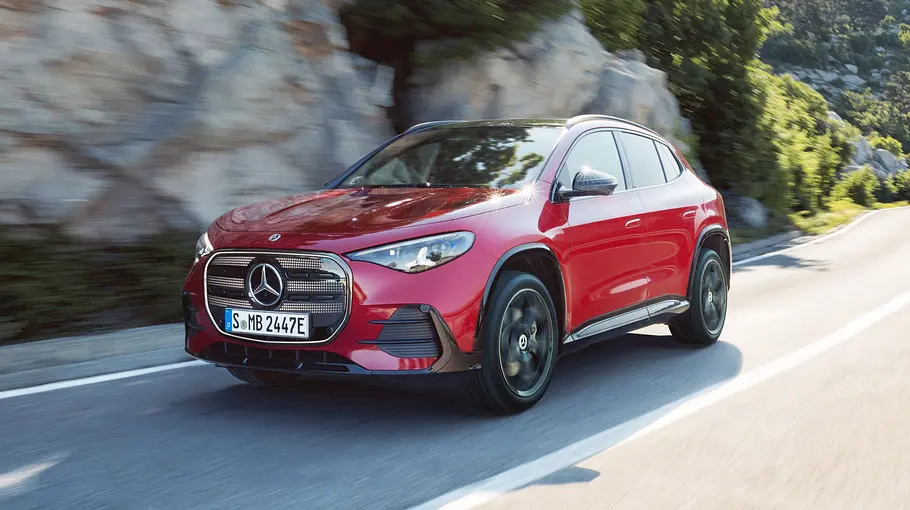 Der Mercedes GLA fahrend von schräg vorne links auf einer kroatischen Küstenstraße.