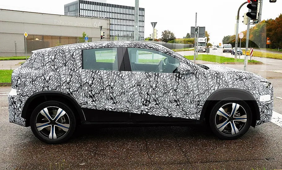 Mercedes GLA (2027) Blick von der Seite auf den Erlkönig des Mercedes GLA (2027).