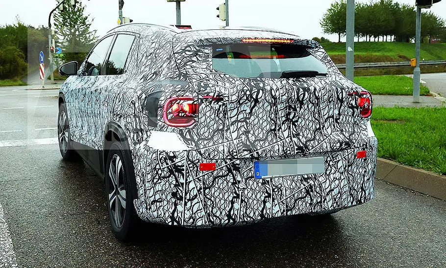 Mercedes GLA (2027) Blick von schräg hinten auf den Erlkönig des Mercedes GLA (2027).