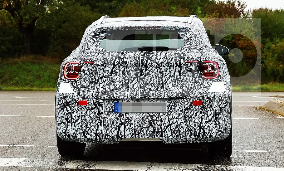 Mercedes GLA (2027) Blick von hinten auf den Erlkönig des Mercedes GLA (2027).