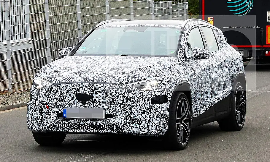 Mercedes GLA (2027) Blick von schräg vorne auf den fahrenden Erlkönig des Mercedes GLA (2027).