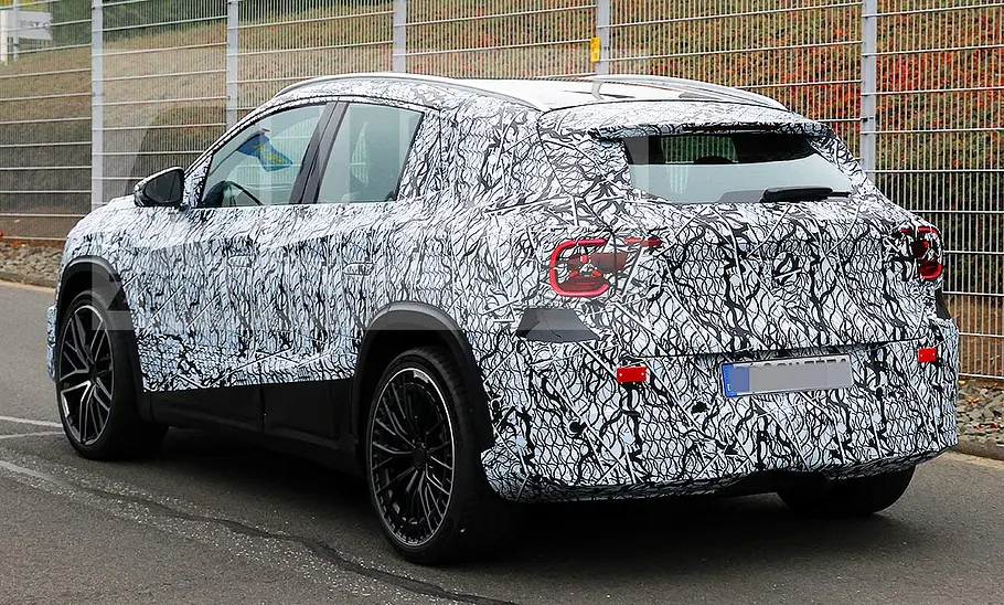 Mercedes GLA (2027) Blick von schräg hinten auf den fahrenden Erlkönig des Mercedes GLA (2027).