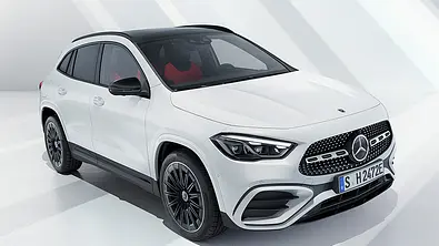 Das Mercedes GLA Facelift (2023) steht in Studioumgebung, von vorne rechts fotografiert. - Foto: Mercedes
