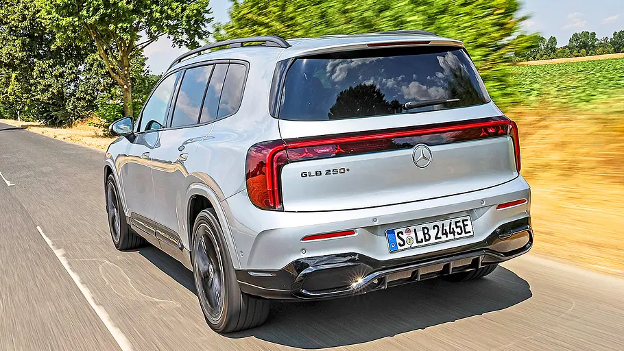 Mercedes GLB 250+ elektrisch (2026) Blick von schräg hinten auf den fahrenden Mercedes GLB 250+ elektrisch (2026).