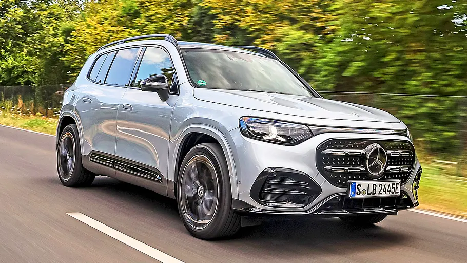 Mercedes GLB 250+ elektrisch (2026) Blick von schräg vorne auf den fahrenden Mercedes GLB 250+ elektrisch (2026).