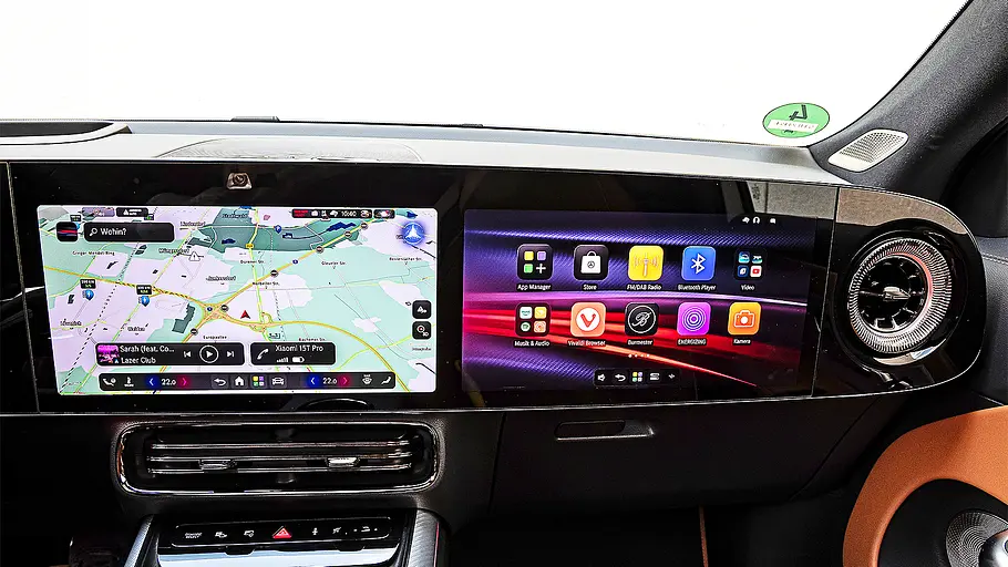 Mercedes GLB 250+ elektrisch (2026) Detailansicht auf die Infotainmentbildschirme des Mercedes GLB 250+ elektrisch (2026).