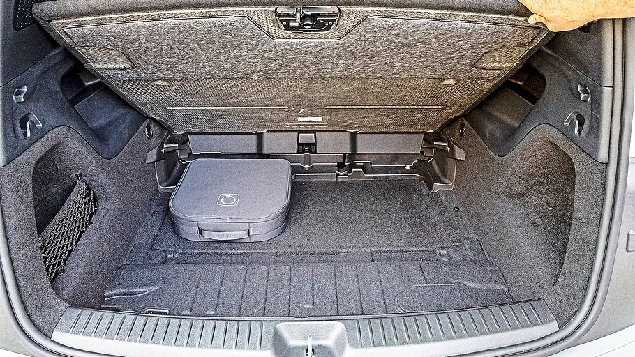 Mercedes GLB 250+ elektrisch (2026) Blick unter den Kofferraumboden des Mercedes GLB 250+ elektrisch (2026).