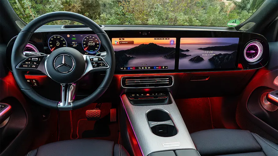 Mercedes GLB EQ (2026) Blick auf die Armaturen im Innenraum des Mercedes GLB EQ (2026).