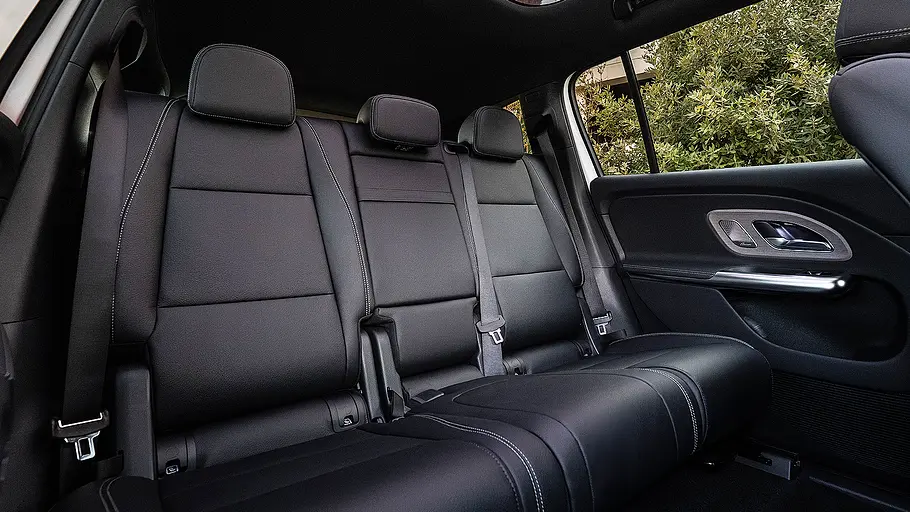 Mercedes GLB EQ (2026) Blick auf die Fondsitze im Innenraum des Mercedes GLB EQ (2026).