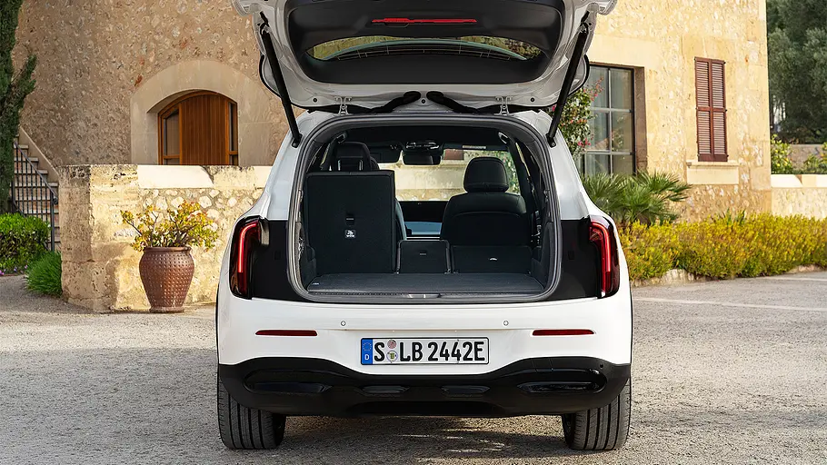 Mercedes GLB EQ (2026) Blick von hinten auf den Mercedes GLB EQ (2026) mit geöffneter Kofferraumklappe.