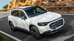 Blick von schräg vorne auf den fahrenden Mercedes GLB EQ (2026). - Foto: Mercedes Blick von schräg vorne auf den fahrenden Mercedes GLB EQ (2026). - Foto: Mercedes