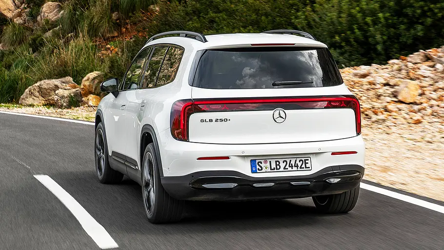 Mercedes GLB EQ (2026) Blick von schräg hinten auf den fahrenden Mercedes GLB EQ (2026).