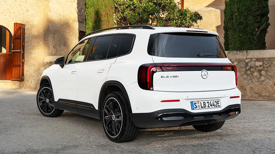 Mercedes GLB EQ (2026) Blick von schräg hinten auf den Mercedes GLB EQ (2026).
