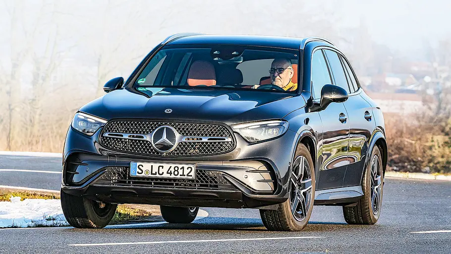 Mercedes GLC Blick von schräg vorne auf den fahrenden Mercedes GLC.