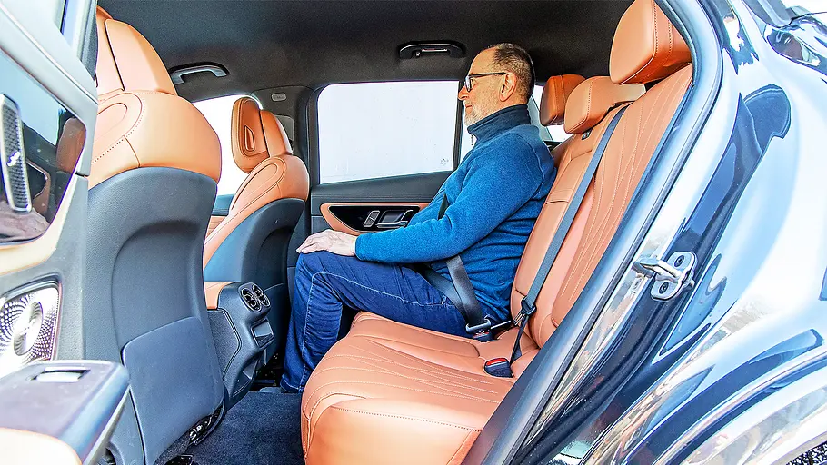 Blick auf die Fondsitze im Innenraum des Mercedes GLC.