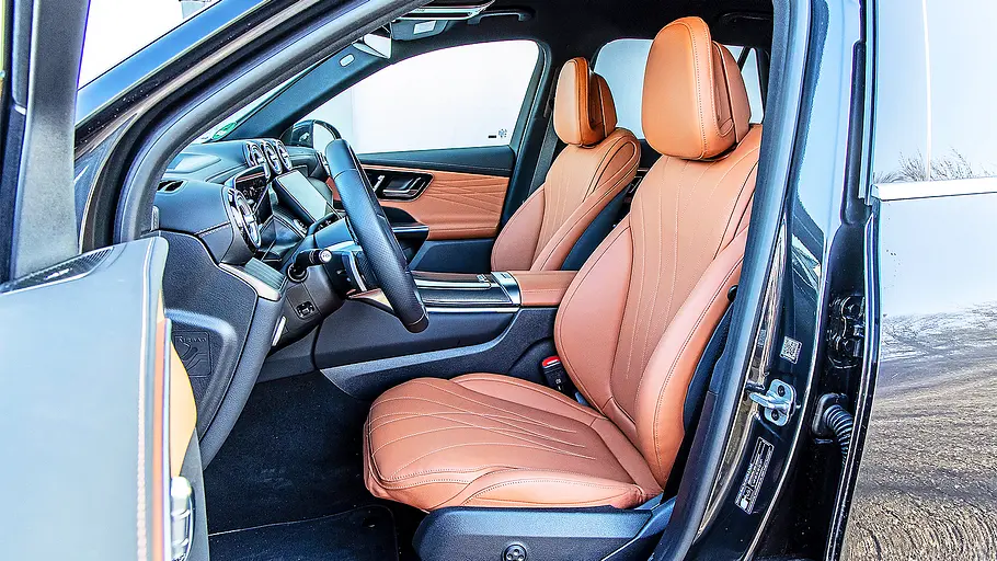 Blick auf die Vordersitze im Innenraum des Mercedes GLC.