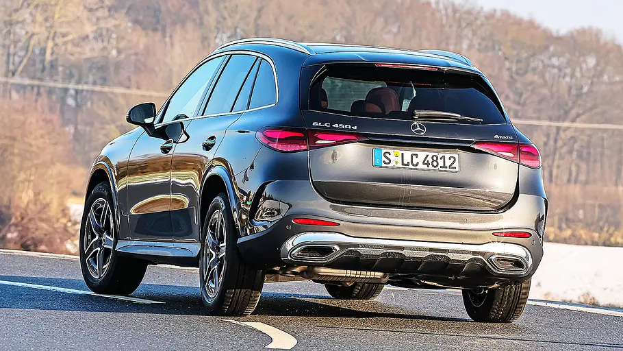 Blick von schräg hinten auf den fahrenden Mercedes GLC.