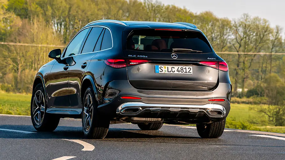 Der Mercedes GLC 450 d 4Matic in einer Linkskurve fahrend von schräg hinten links.