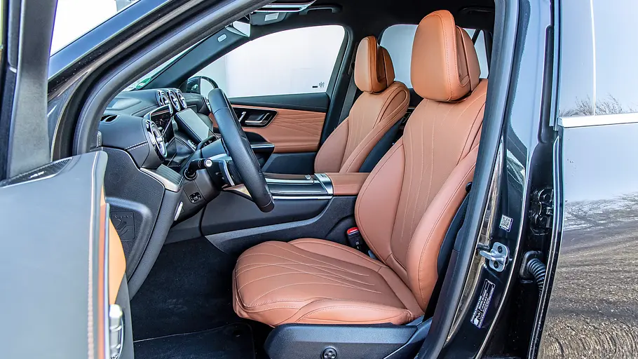Blick durch die geöffnete Fahrertüre auf die Vordersitze des Mercedes GLC 450 d 4Matic.