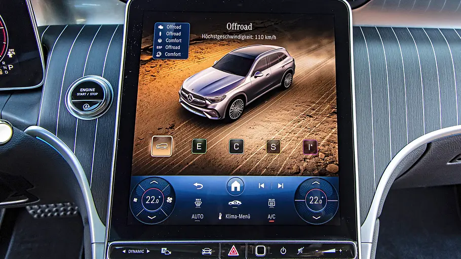 Der Zentral-Touchscreen im Mercedes GLC 450 d 4Matic, auf dem die Fahrmodi-Auswahl angezeigt wird.