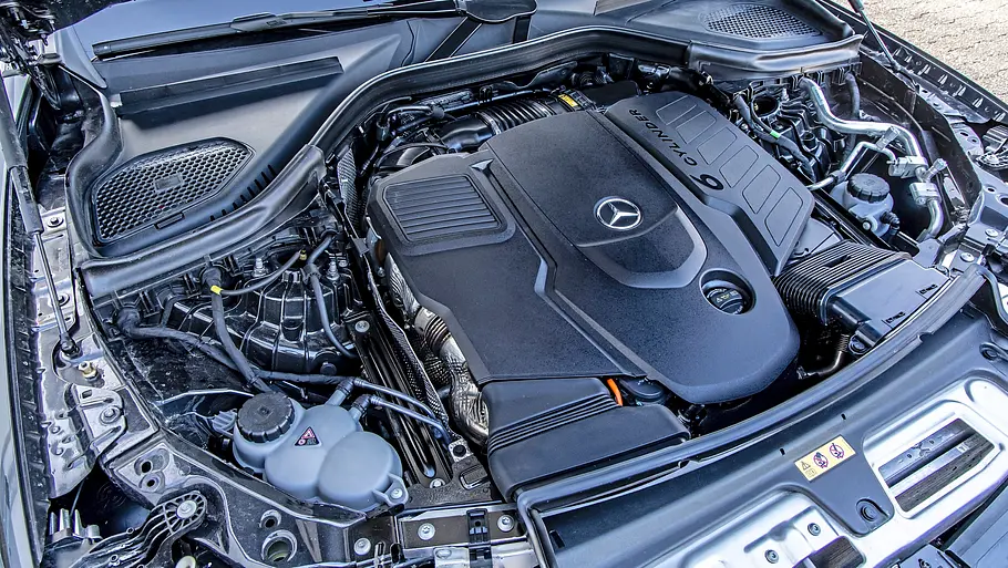 Blick in den Motorraum des Mercedes GLC 450 d 4Matic.